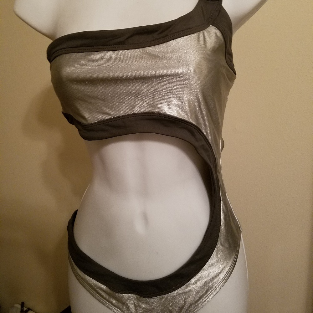 NEW Womens Beautiful 1pc bathing suit